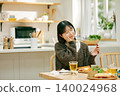 一位女士正在津津有味地用餐。 140024968