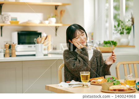 一位女士正在津津有味地用餐。 140024968