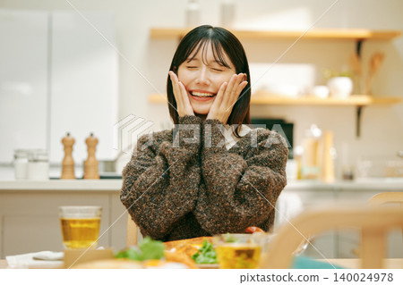 一位女士正在津津有味地用餐。 140024978