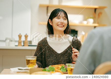 一位女士正在津津有味地用餐。 一位女士正在津津有味地用餐。 140024980