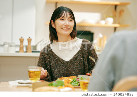 一位女士正在津津有味地用餐。 一位女士正在津津有味地用餐。 140024982