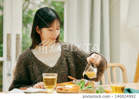 一位女士正在津津有味地用餐。 140024992