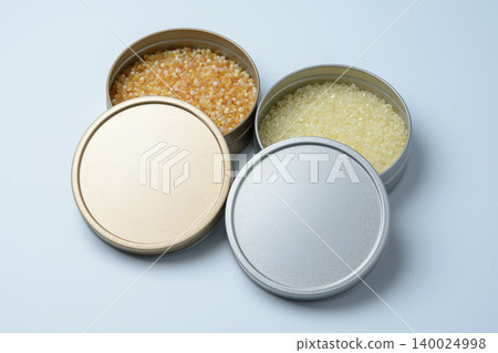 金罐和銀罐裝浴鹽的圖片 金罐和銀罐裝浴鹽的圖片 140024998