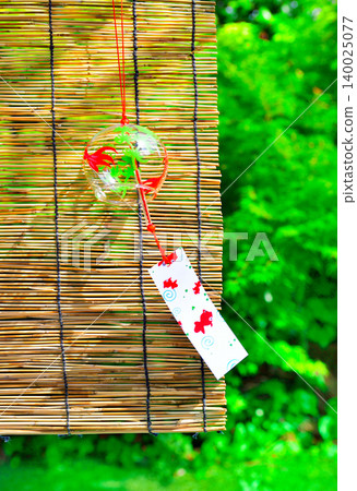 花園裡有竹簾和風鈴，讓人感受到夏天的氣息。 140025077