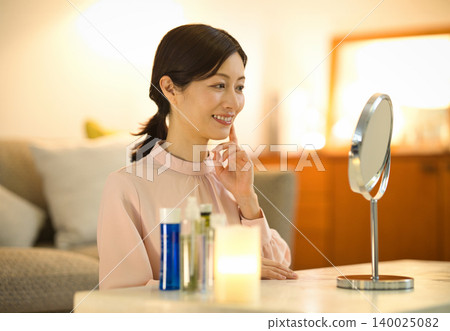 Middle-aged women doing their nighttime skincare routine 140025082