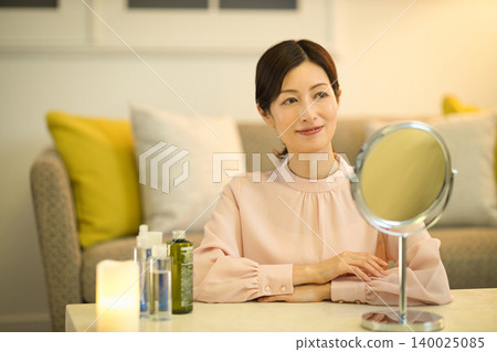 中年女性進行夜間護膚程序 中年女性進行夜間護膚程序 140025085