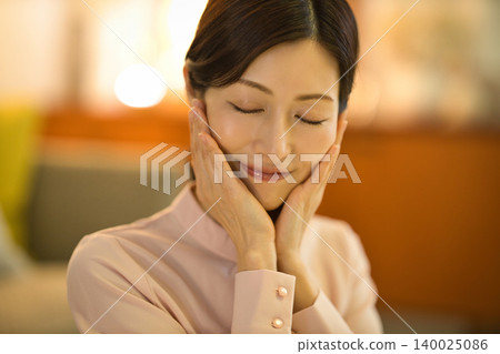 中年女性進行夜間護膚程序 中年女性進行夜間護膚程序 140025086