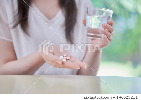 一位二十多歲的女性,服用大量藥物 一位二十多歲的女性,服用大量藥物 140025211