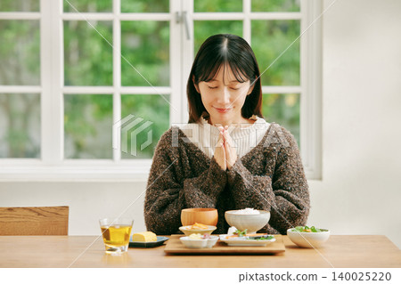一位女士正在享用日式早餐。 140025220