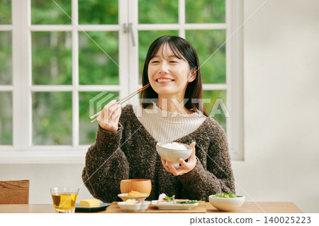 一位女士正在享用日式早餐。 140025223
