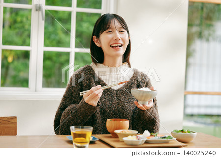 一位女士正在享用日式早餐。 140025240