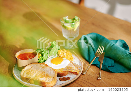 時尚的一盤午餐 140025305