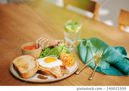 時尚的一盤午餐 140025309