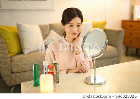 中年婦女夜間護膚 中年婦女夜間護膚 140025320