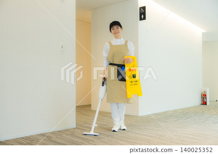 中年女清潔工 中年女清潔工 140025352