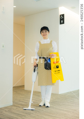 Middle-aged female cleaner 140025356
