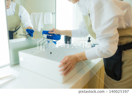 Middle-aged female cleaner 140025397