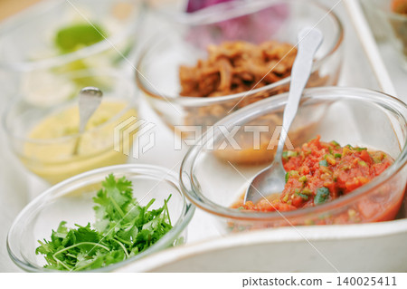 一幅以墨西哥捲餅為特色的時尚午餐場景。 一幅以墨西哥捲餅為特色的時尚午餐場景。 140025411