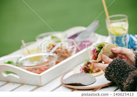 一幅以墨西哥捲餅為特色的時尚午餐場景。 一幅以墨西哥捲餅為特色的時尚午餐場景。 140025413