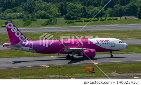 桃子航空的飛機和成田機場的“NARITA”字樣 140025416
