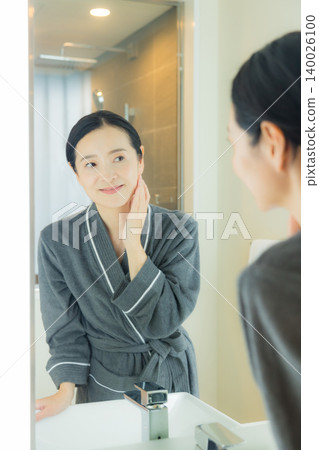 身穿浴袍的中年婦女 身穿浴袍的中年婦女 140026100