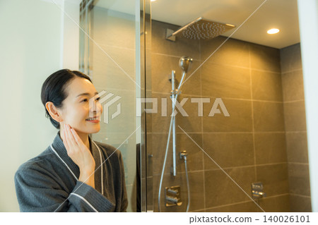 身穿浴袍的中年婦女 身穿浴袍的中年婦女 140026101