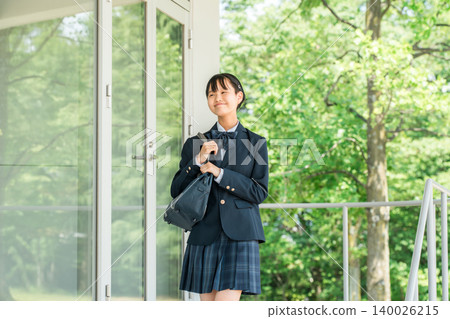 身穿校服的中學生和高中女生走在學校走廊上。 身穿校服的中學生和高中女生走在學校走廊上。 140026215