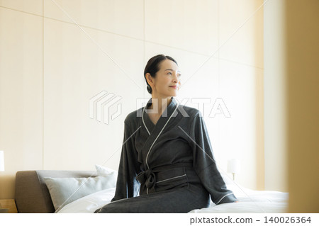 身穿浴袍的中年婦女 身穿浴袍的中年婦女 140026364