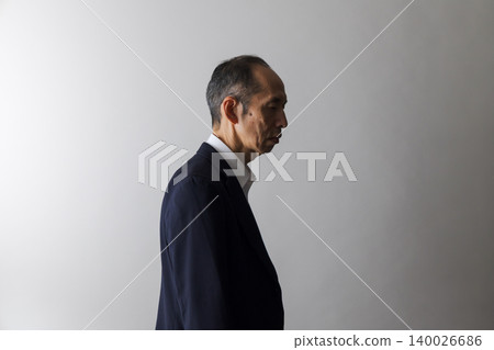 一位憂心忡忡的中年日本男子的形象 一位憂心忡忡的中年日本男子的形象 140026686