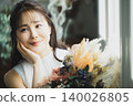 一位年輕女子在雅緻的房間裡放鬆身心。 140026805