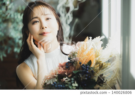 一位年輕女子在雅緻的房間裡放鬆身心。 一位年輕女子在雅緻的房間裡放鬆身心。 140026806