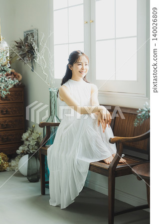 一位年輕女子在雅緻的房間裡放鬆身心。 一位年輕女子在雅緻的房間裡放鬆身心。 140026809