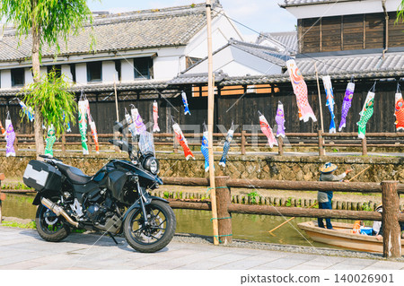 栃木市的一個倉庫、鯉魚彩帶和一輛摩托車。 栃木市的一個倉庫、鯉魚彩帶和一輛摩托車。 140026901