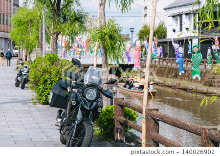 栃木市的一個倉庫、鯉魚彩帶和一輛摩托車。 栃木市的一個倉庫、鯉魚彩帶和一輛摩托車。 140026902