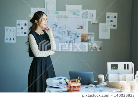 一位在設計公司工作的女性 一位在設計公司工作的女性 140026922