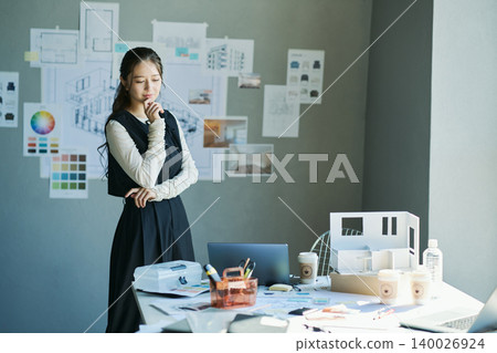 一位在設計公司工作的女性 140026924