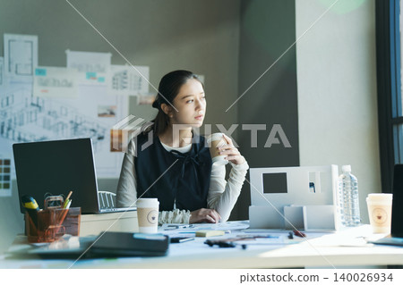 一位在設計公司工作的女性 140026934