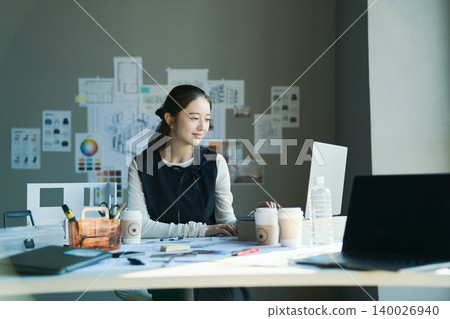 一位在設計公司工作的女性 一位在設計公司工作的女性 140026940
