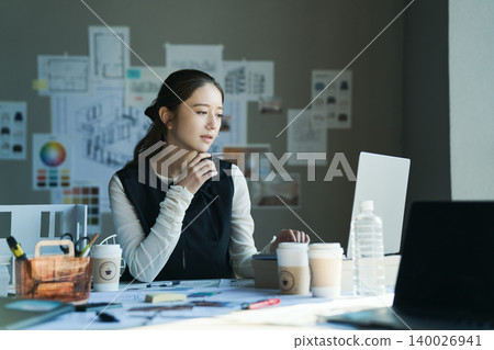 一位在設計公司工作的女性 一位在設計公司工作的女性 140026941