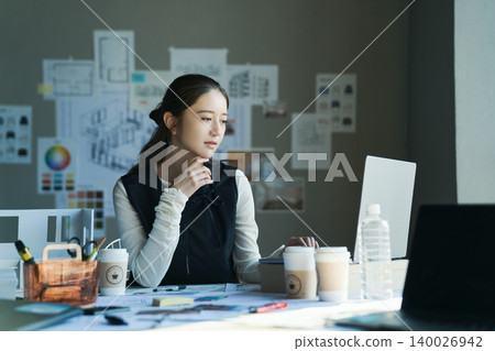 一位在設計公司工作的女性 一位在設計公司工作的女性 140026942