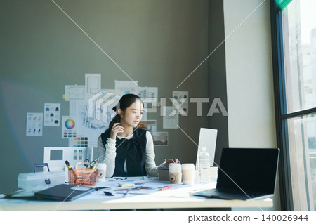 一位在設計公司工作的女性 一位在設計公司工作的女性 140026944