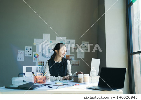 一位在設計公司工作的女性 一位在設計公司工作的女性 140026945