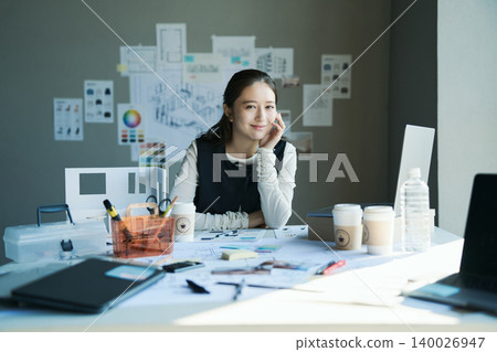 一位在設計公司工作的女性 一位在設計公司工作的女性 140026947