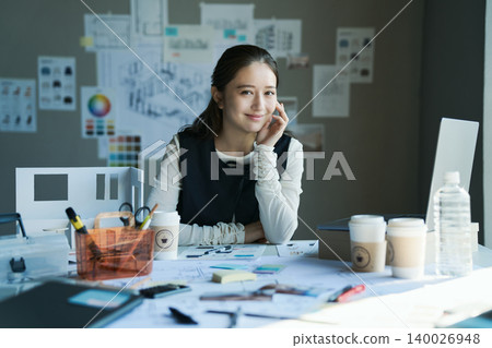 一位在設計公司工作的女性 一位在設計公司工作的女性 140026948