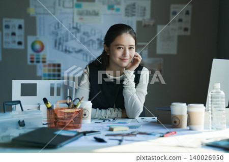 一位在設計公司工作的女性 140026950