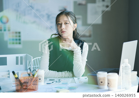 一位在設計公司工作的女性 一位在設計公司工作的女性 140026955