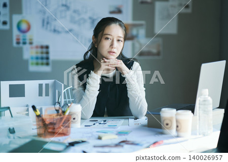 一位在設計公司工作的女性 140026957