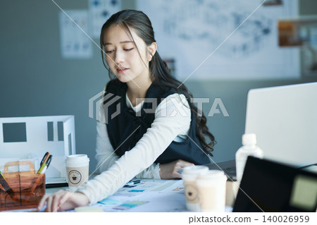 一位在設計公司工作的女性 一位在設計公司工作的女性 140026959
