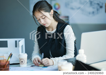 一位在設計公司工作的女性 一位在設計公司工作的女性 140026960
