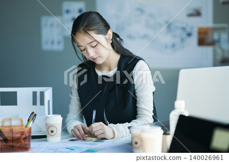 一位在設計公司工作的女性 140026961